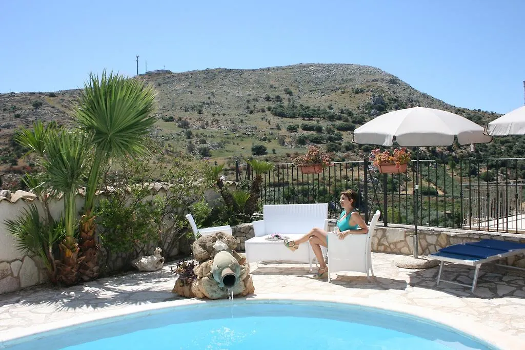 Hotel Il Cortile Custonaci 3*,